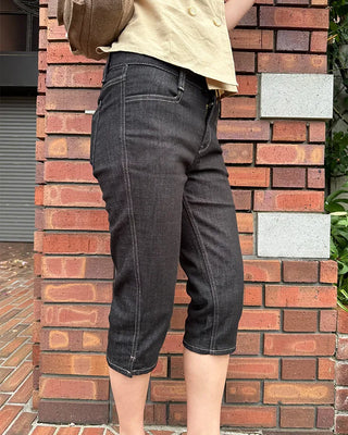 Curved-out seam rigid denim capri pants