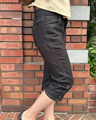 Curved-out seam rigid denim capri pants