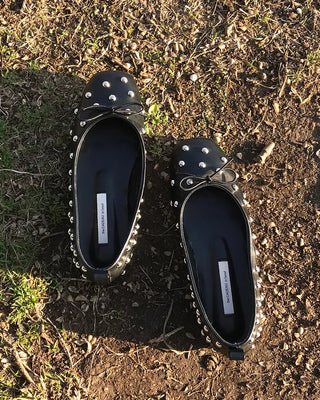 Studded ribbon flat shoes