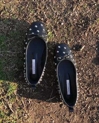 Studded ribbon flat shoes