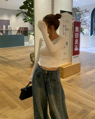U-neckline long-sleeved T-shirt