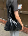 Two-line leather shoulder bag