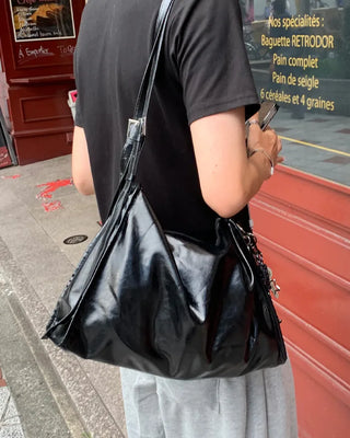 Two-line leather shoulder bag