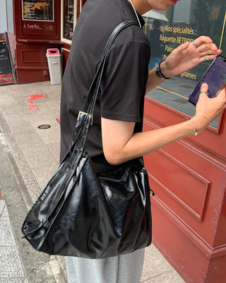 Two-line leather shoulder bag