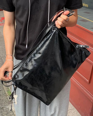 Two-line leather shoulder bag