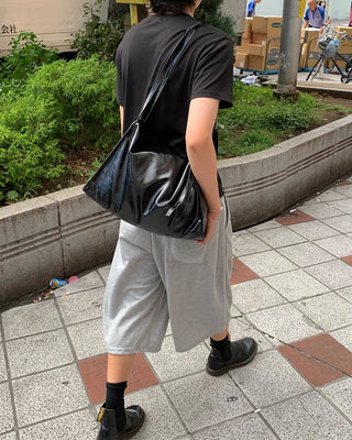 Two-line leather shoulder bag
