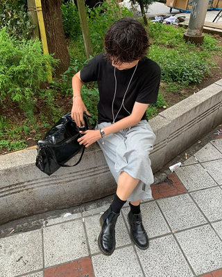 Two-line leather shoulder bag