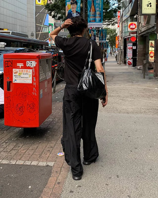 Two-line leather shoulder bag