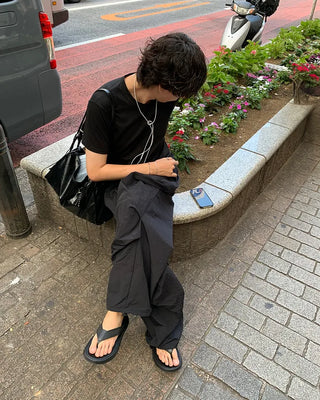 Two-line leather shoulder bag