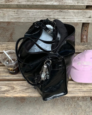Two-line leather shoulder bag