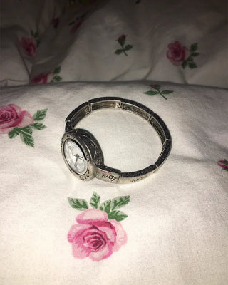 Vintage design round analog handwatch