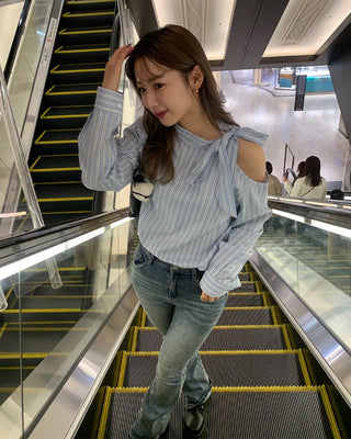 Cut-shoulder tie-neck double stripe blouse