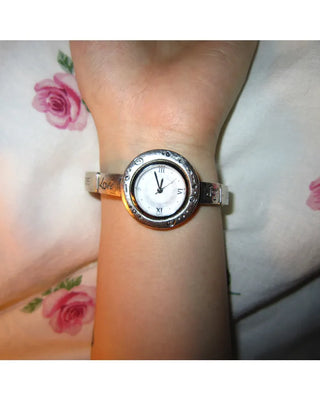 Vintage design round analog handwatch
