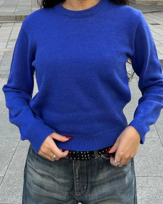 Round neck semi-cropped fine-gauge knit