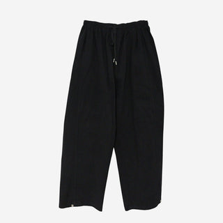 Wide-leg pants with contrasting snap buttons
