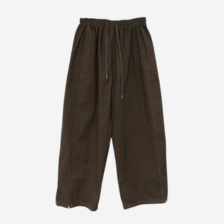 Wide-leg pants with contrasting snap buttons