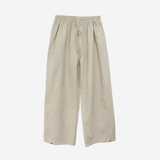 Wide-leg pants with contrasting snap buttons