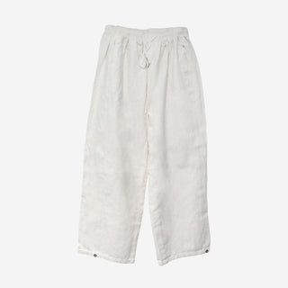 Wide-leg pants with contrasting snap buttons