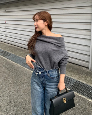Simple off-shoulder long-sleeved knit