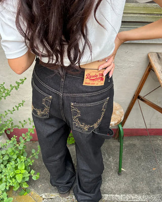 Back pocket stitch wide rigid denim pants