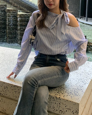 Cut-shoulder tie-neck double stripe blouse