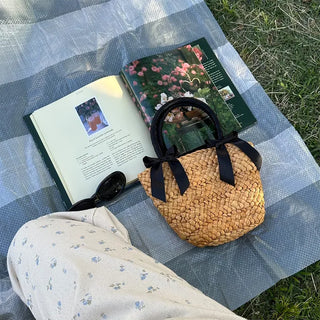 Two-ribbon basket bag