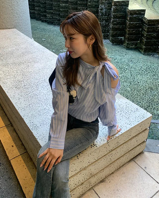 Cut-shoulder tie-neck double stripe blouse
