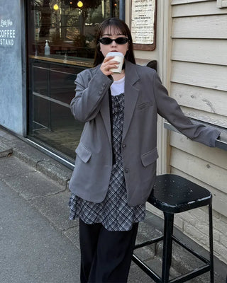 Simple, loose-fitting blazer