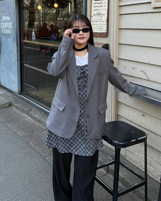 Simple, loose-fitting blazer