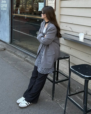 Simple, loose-fitting blazer