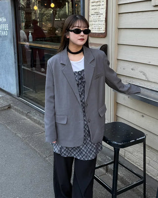 Simple, loose-fitting blazer