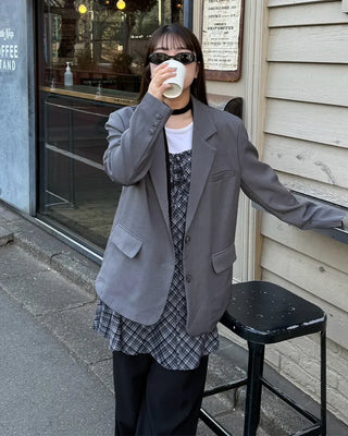 Simple, loose-fitting blazer