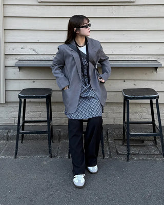 Simple, loose-fitting blazer