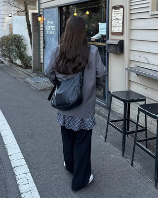 Simple, loose-fitting blazer