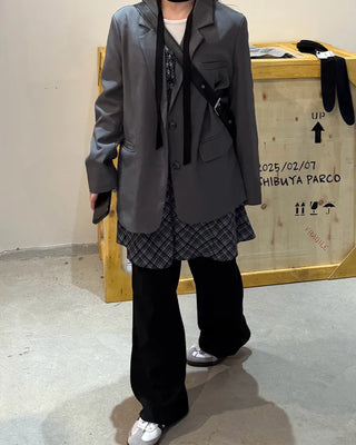Simple, loose-fitting blazer