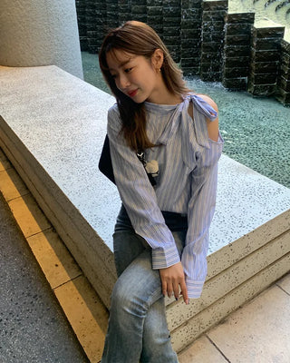 Cut-shoulder tie-neck double stripe blouse