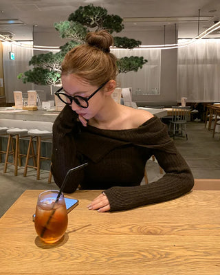Ribbon strap off-shoulder knit