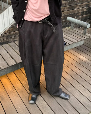 Striped keyring pleated banding slacks