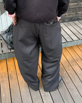 Striped keyring pleated banding slacks