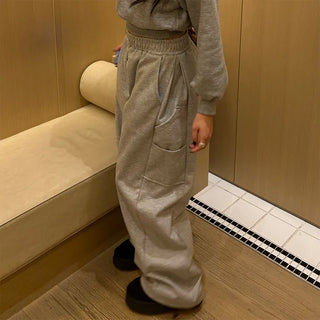 Jogger pants with elastic waistband and side pockets