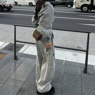 Jogger pants with elastic waistband and side pockets