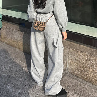 Jogger pants with elastic waistband and side pockets