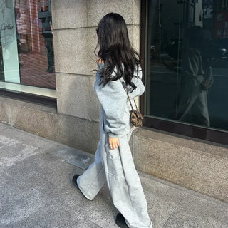 Jogger pants with elastic waistband and side pockets