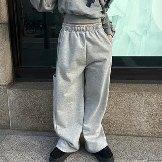 Jogger pants with elastic waistband and side pockets