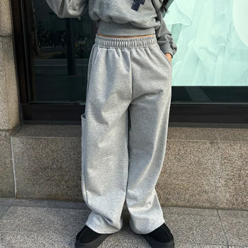 Jogger pants with elastic waistband and side pockets