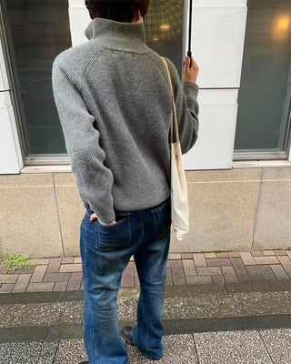 Simple 2-way knit zip-up