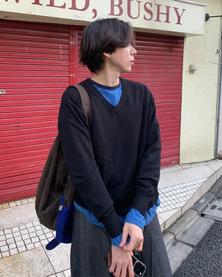 Simple V-neck knit