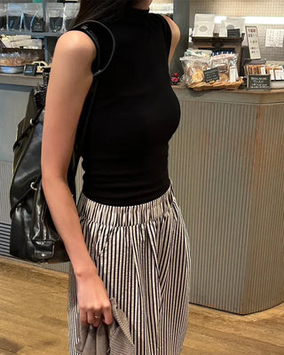 Mock neck slim feed sleeveless
