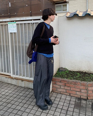Simple V-neck knit