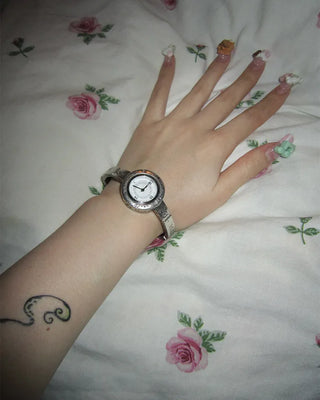Vintage design round analog handwatch